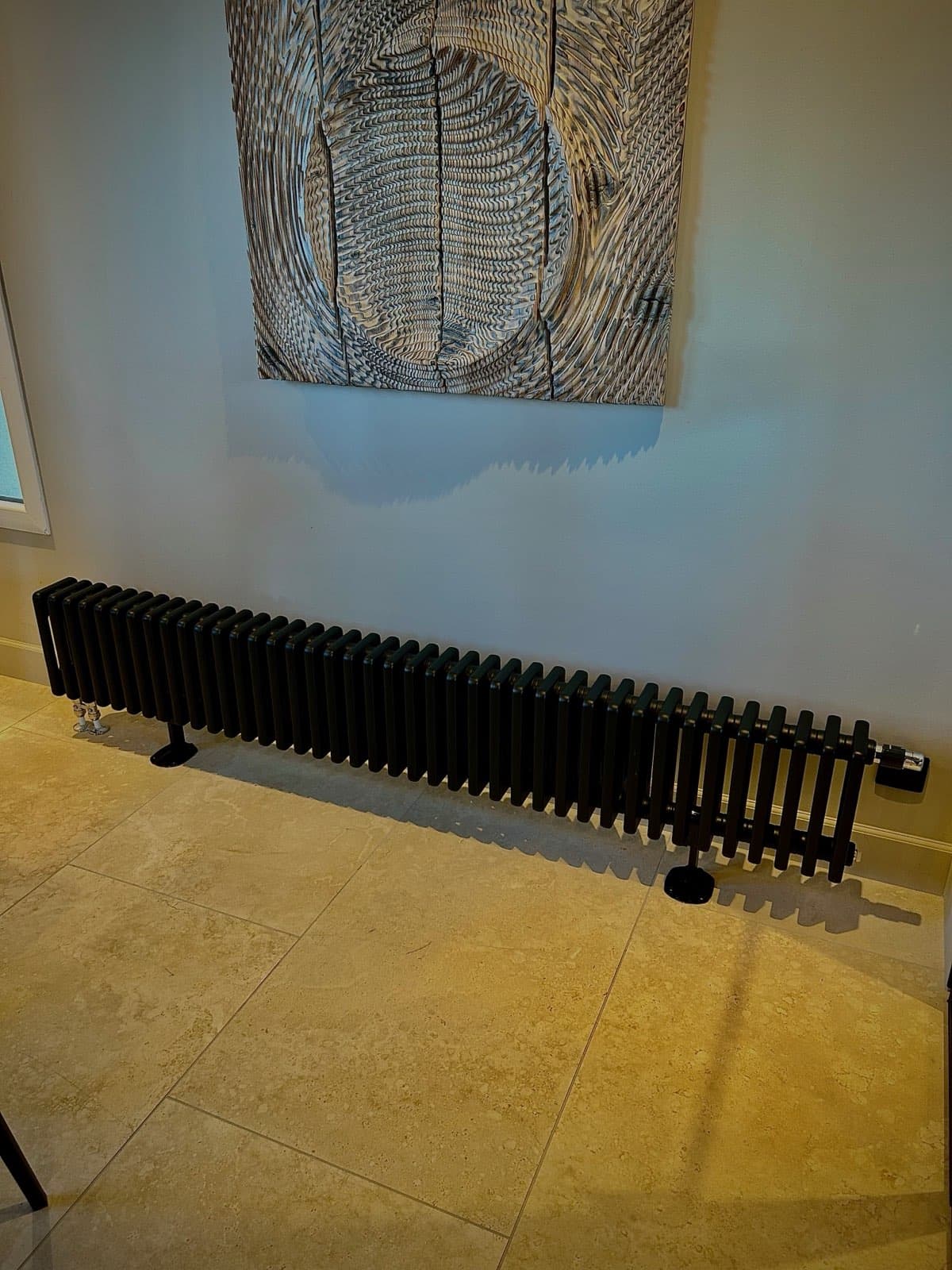 Radiateur design installé dans un salon