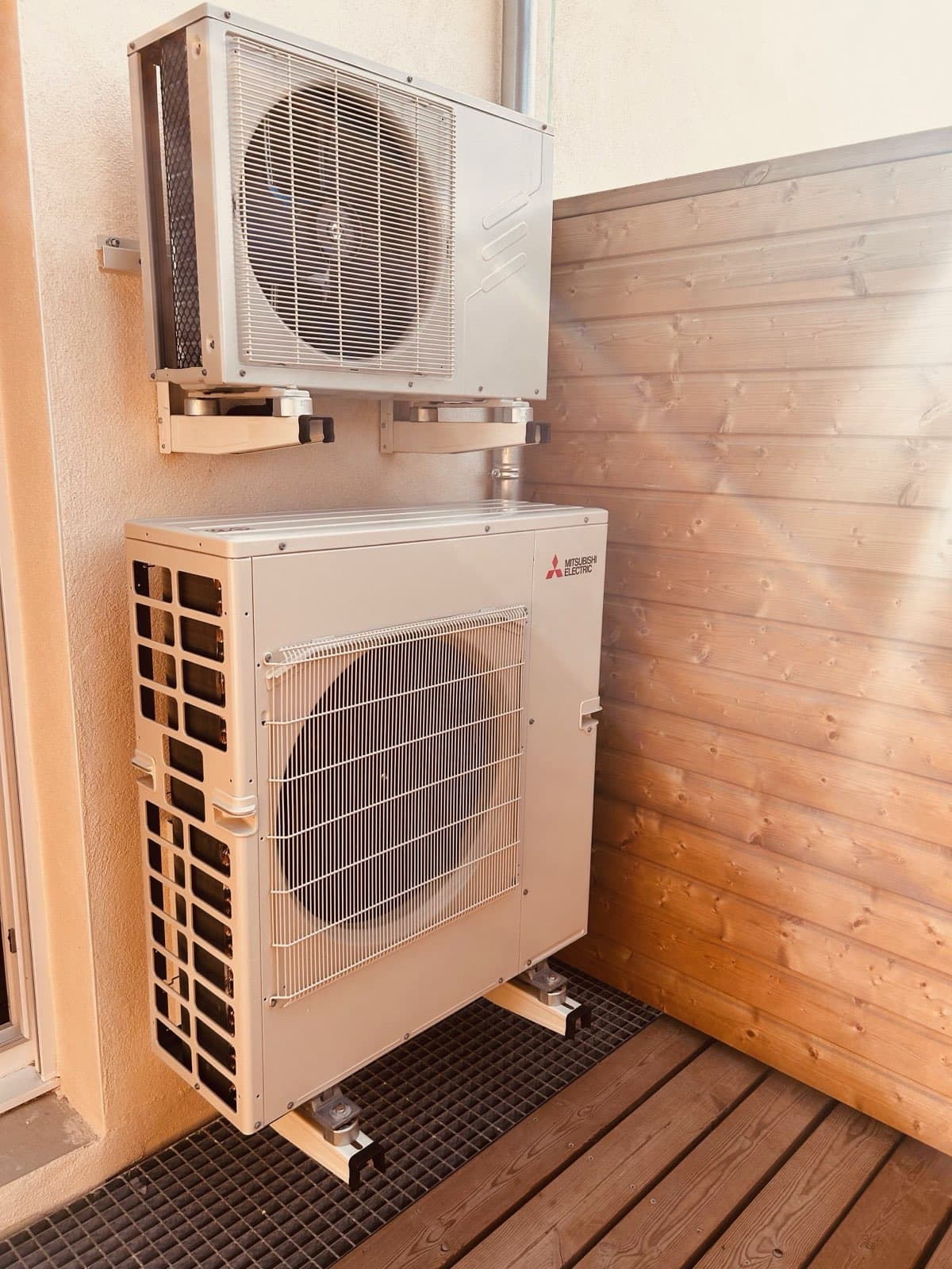 Unités extérieures de climatisation réversible installées sur une terrasse