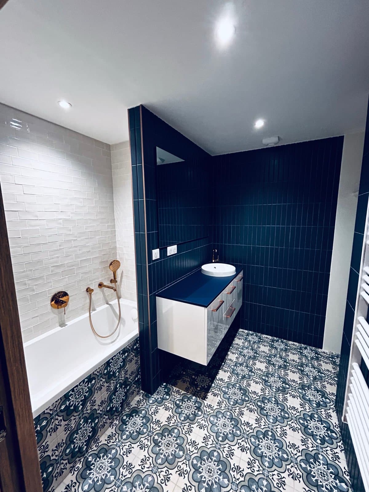 Salle de bain rénovée avec douche à l’italienne